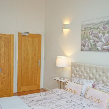 Soak Up The Light At A Soothing, Stylish Apartment In Swansea Marina Exteriör bild