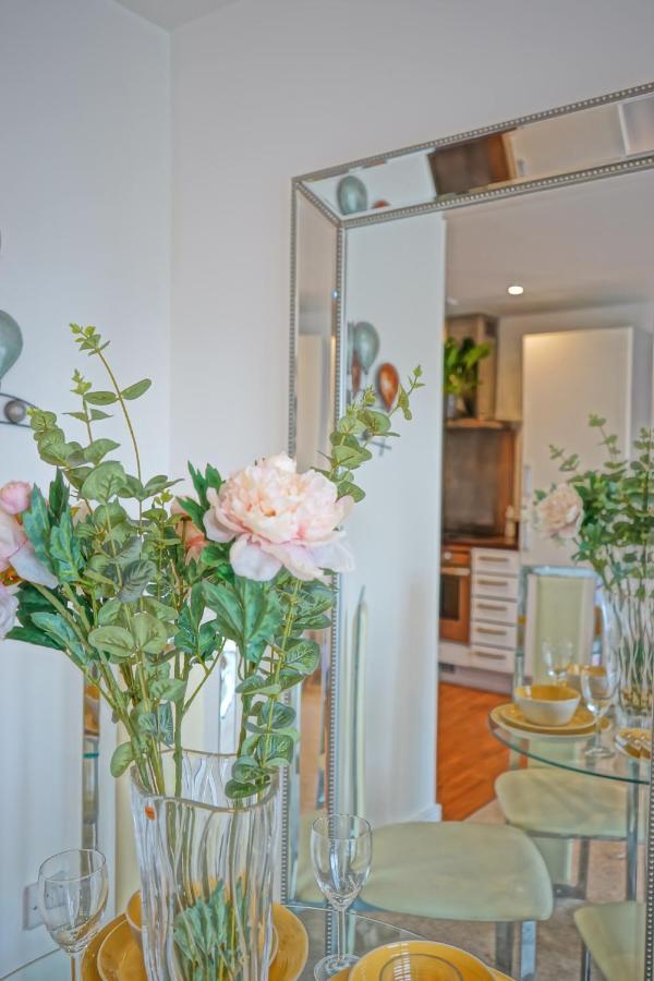 Soak Up The Light At A Soothing, Stylish Apartment In Swansea Marina Exteriör bild