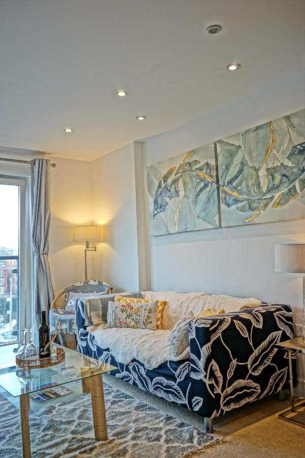 Soak Up The Light At A Soothing, Stylish Apartment In Swansea Marina Exteriör bild