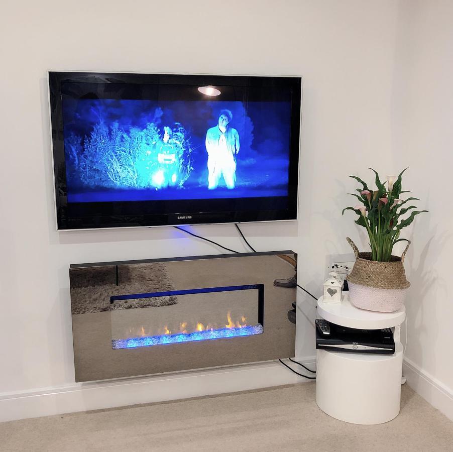Soak Up The Light At A Soothing, Stylish Apartment In Swansea Marina Exteriör bild