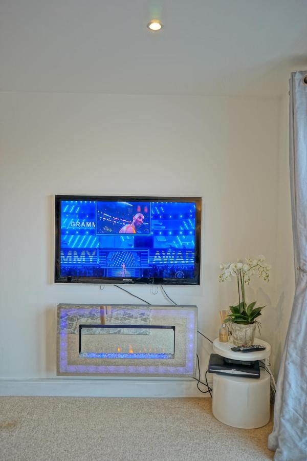 Soak Up The Light At A Soothing, Stylish Apartment In Swansea Marina Exteriör bild