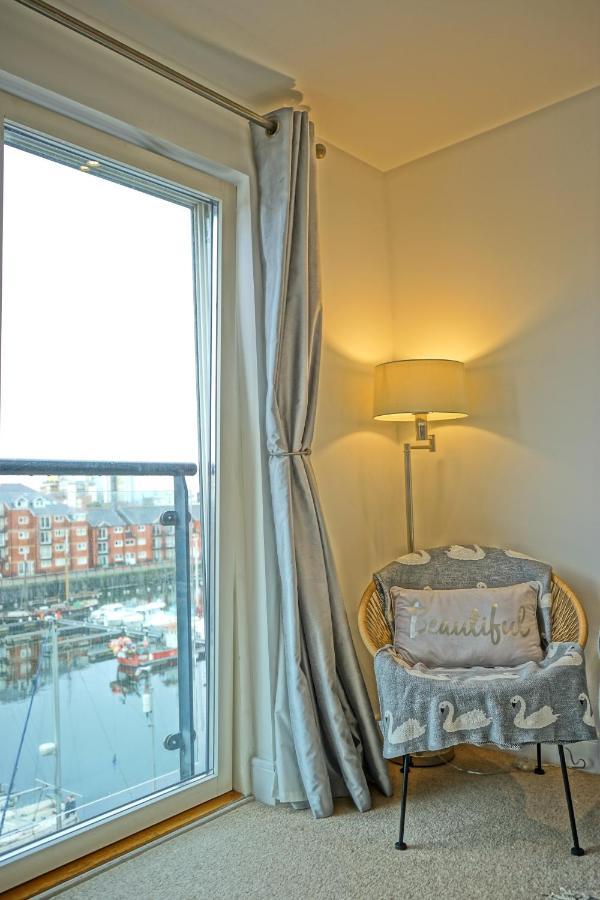 Soak Up The Light At A Soothing, Stylish Apartment In Swansea Marina Exteriör bild