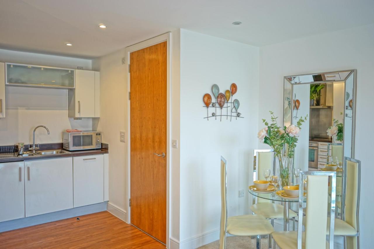 Soak Up The Light At A Soothing, Stylish Apartment In Swansea Marina Exteriör bild