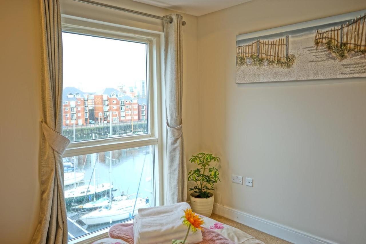 Soak Up The Light At A Soothing, Stylish Apartment In Swansea Marina Exteriör bild
