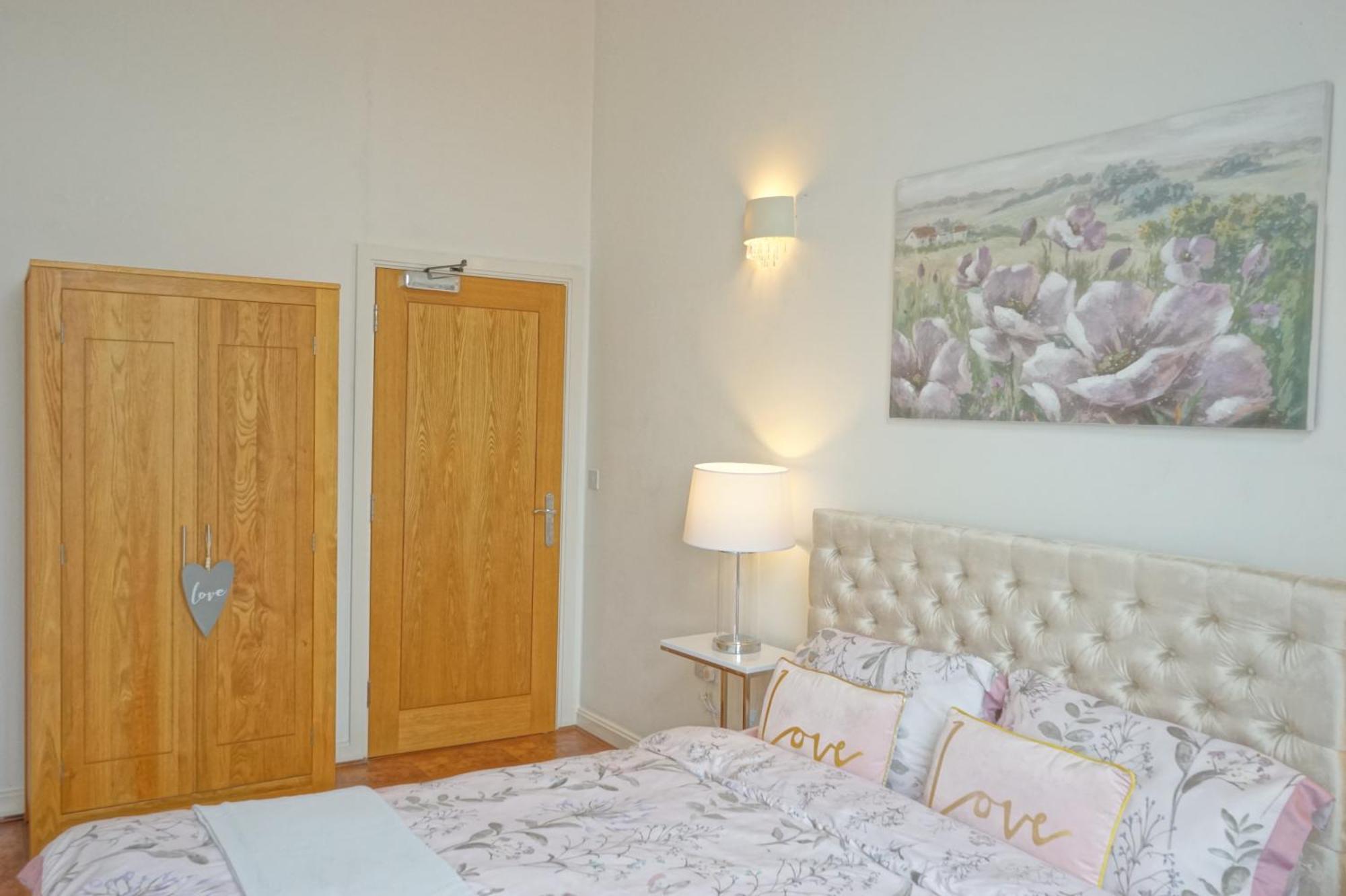 Soak Up The Light At A Soothing, Stylish Apartment In Swansea Marina Exteriör bild