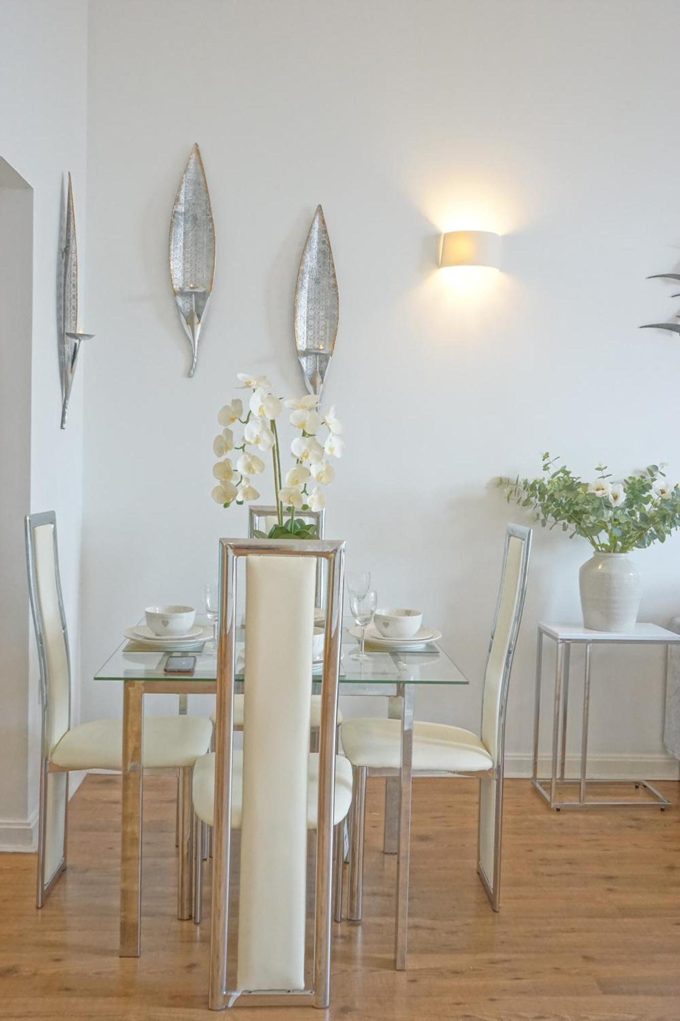 Soak Up The Light At A Soothing, Stylish Apartment In Swansea Marina Exteriör bild