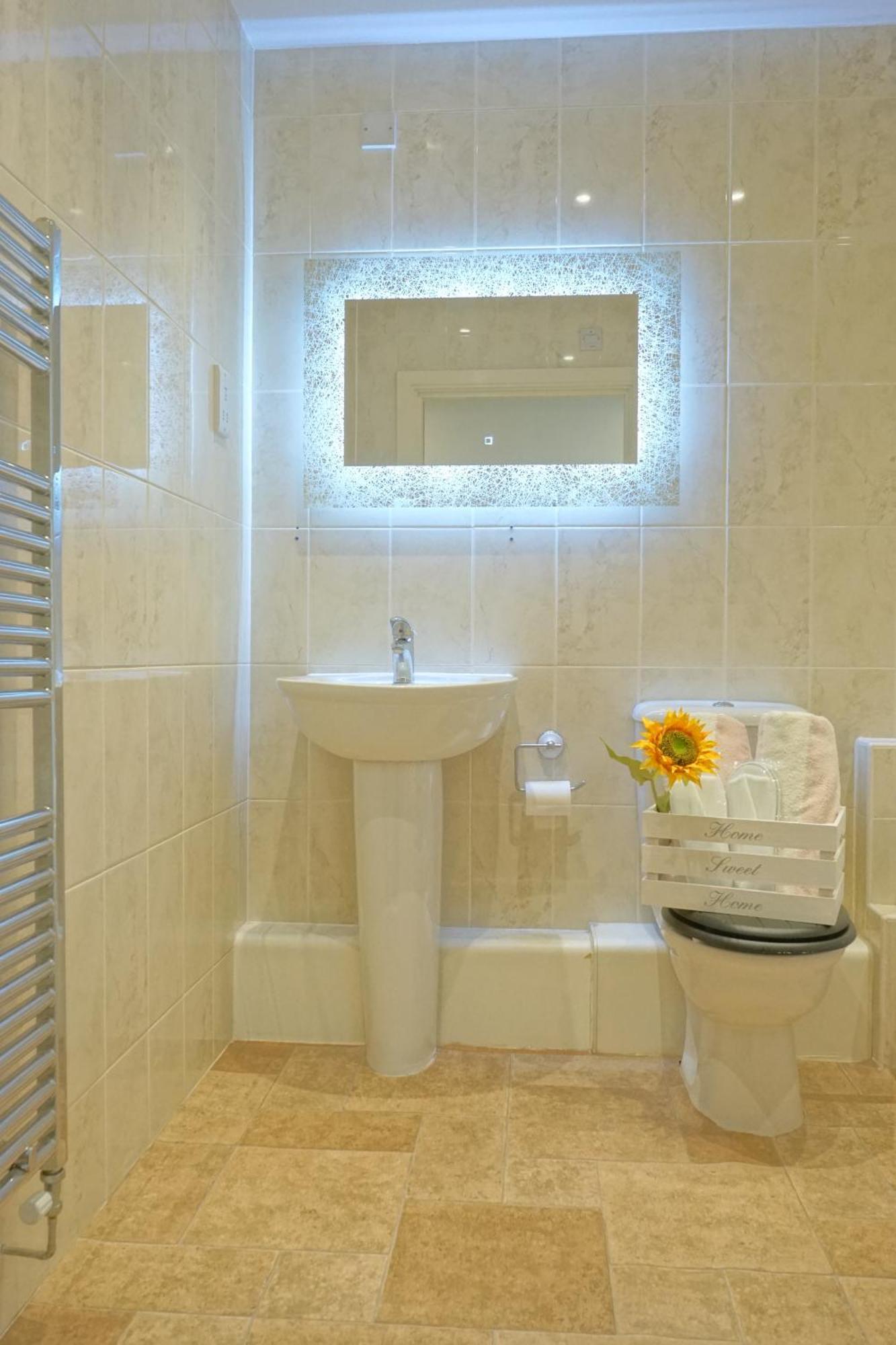 Soak Up The Light At A Soothing, Stylish Apartment In Swansea Marina Exteriör bild