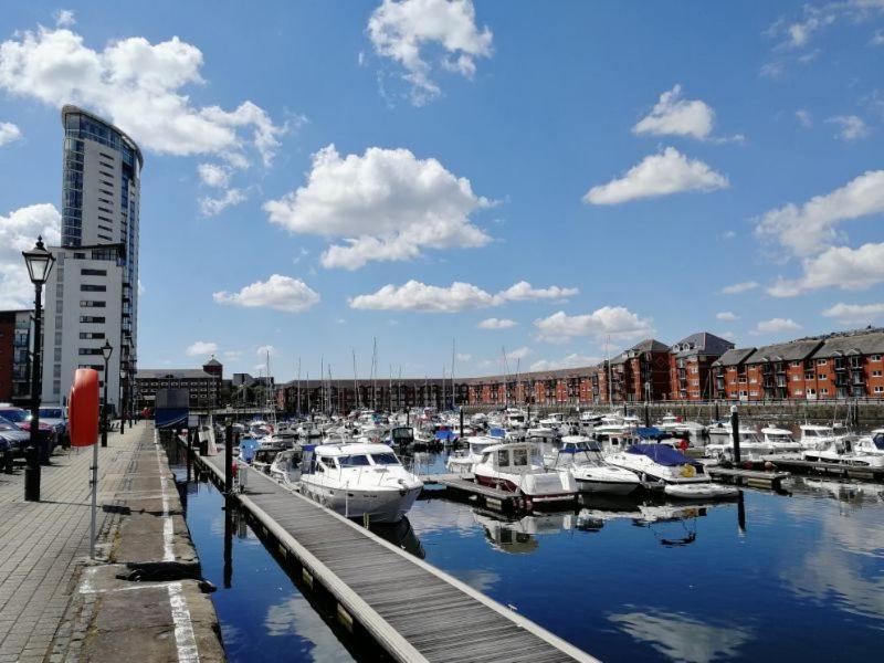 Soak Up The Light At A Soothing, Stylish Apartment In Swansea Marina Exteriör bild