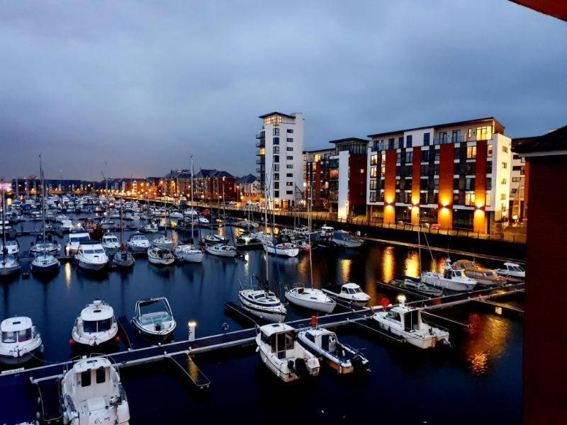 Soak Up The Light At A Soothing, Stylish Apartment In Swansea Marina Exteriör bild