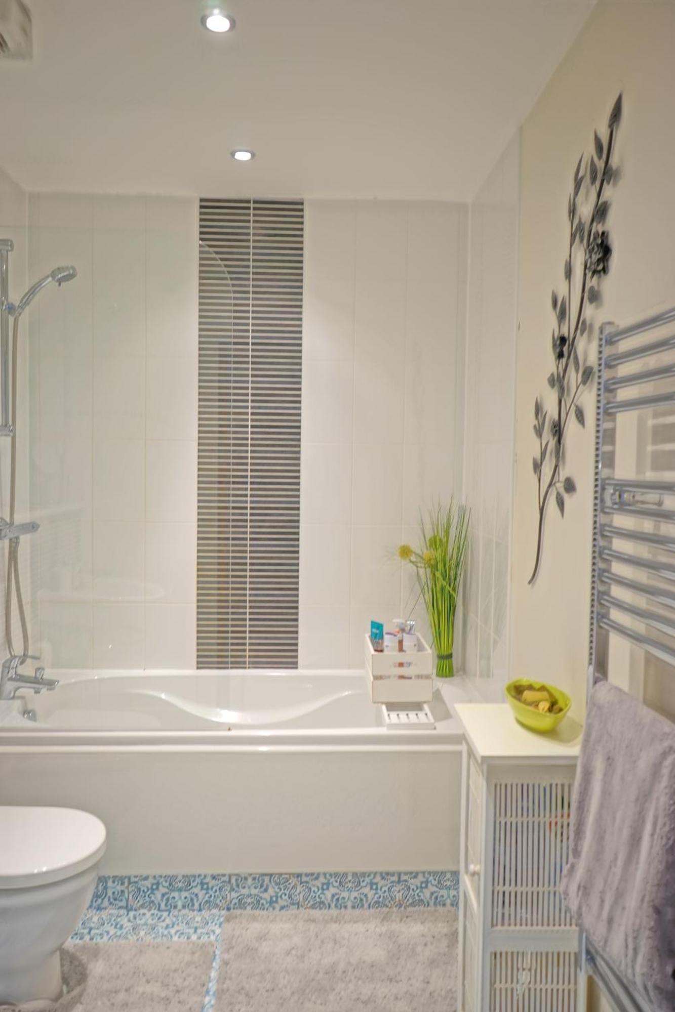 Soak Up The Light At A Soothing, Stylish Apartment In Swansea Marina Rum bild
