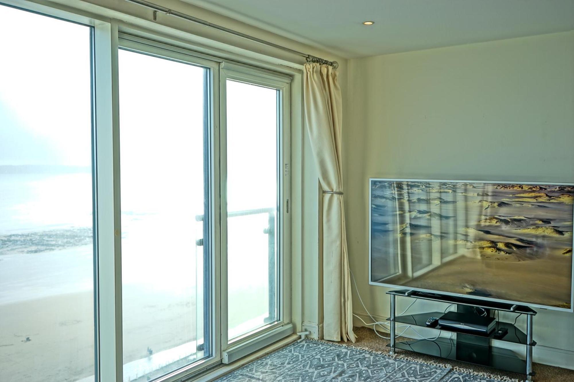 Soak Up The Light At A Soothing, Stylish Apartment In Swansea Marina Rum bild