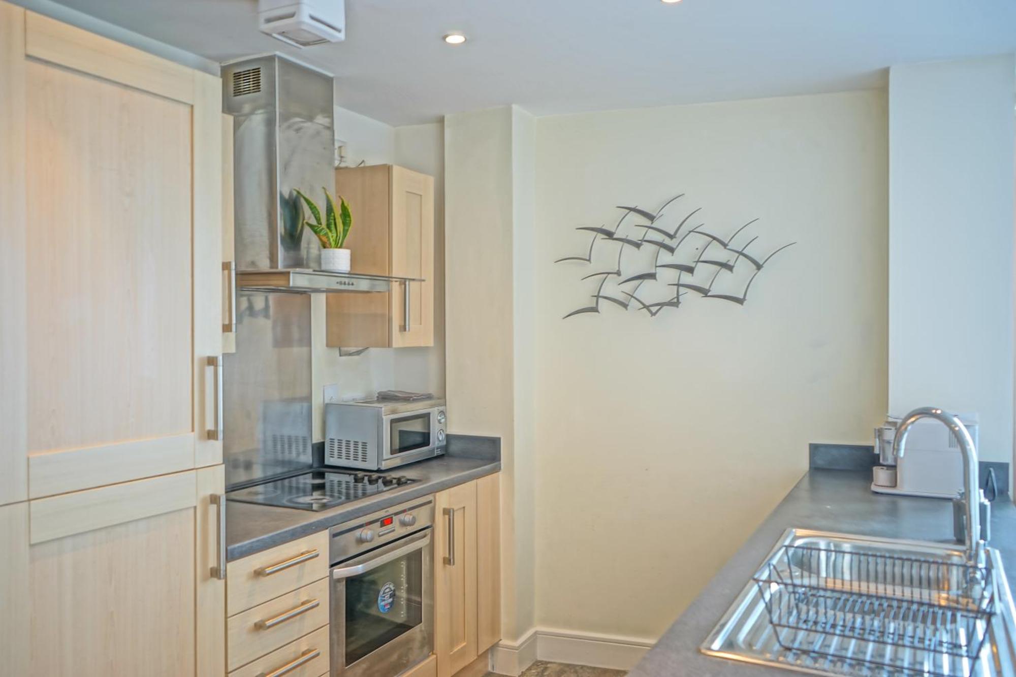 Soak Up The Light At A Soothing, Stylish Apartment In Swansea Marina Rum bild